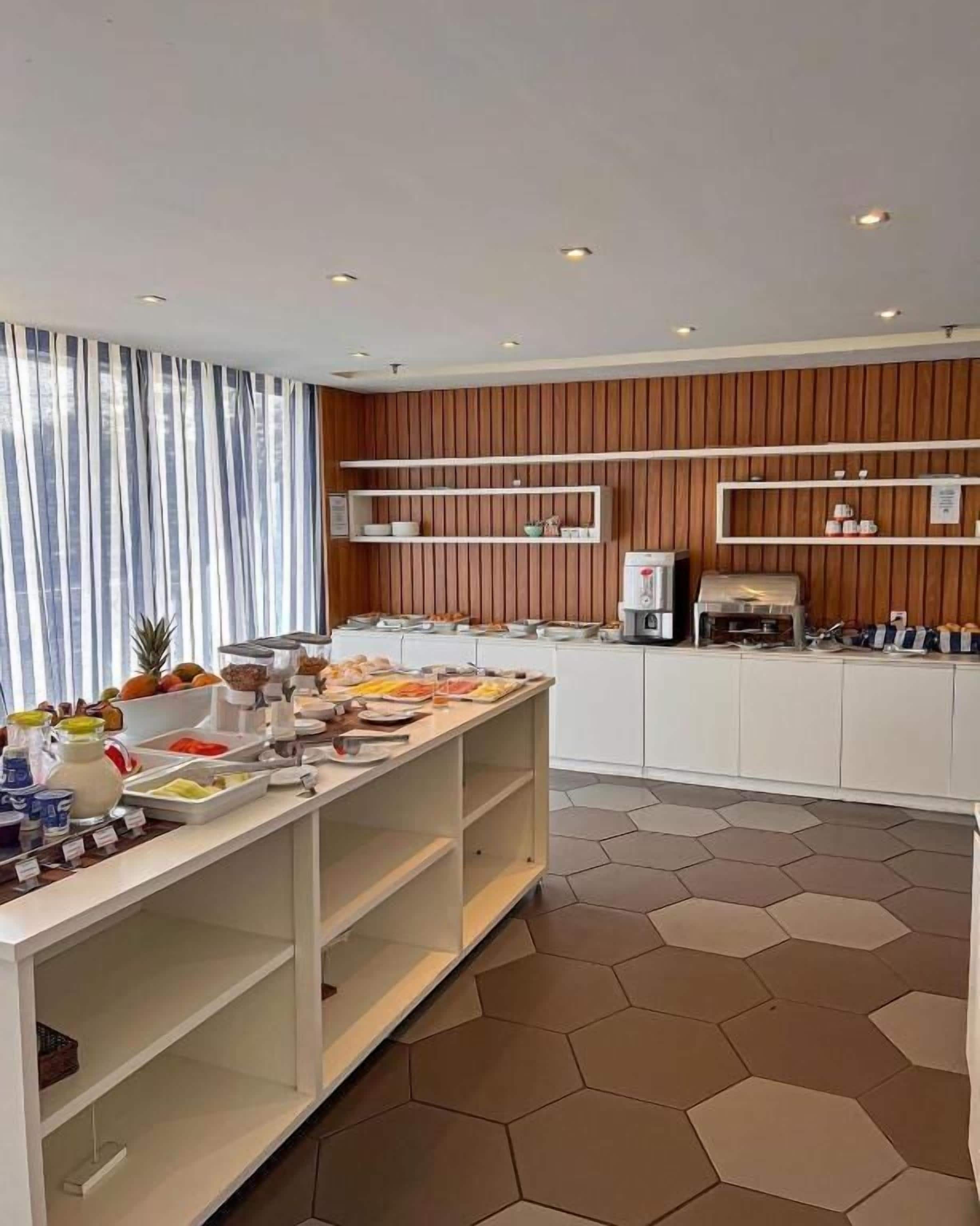 Una barra de desayuno moderna con una variedad de alimentos y una máquina de café.