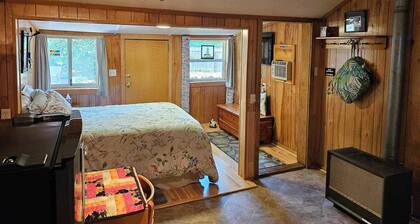 Cozy studio cabin close to Lake Michigan.