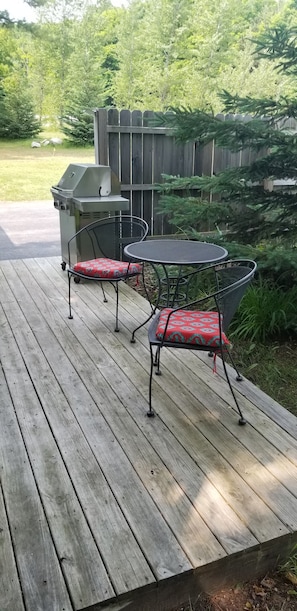 Outdoor dining - Cozy studio cabin close to Lake Michigan. (Frankfort)