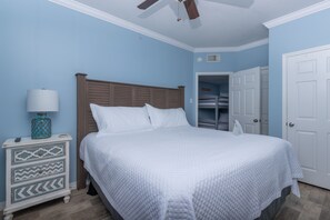 1 habitación, tabla de planchar con plancha, wifi gratis y ropa de cama