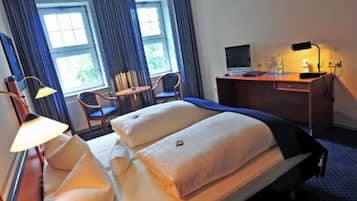 1 bedroom, desk, travel crib, WiFi