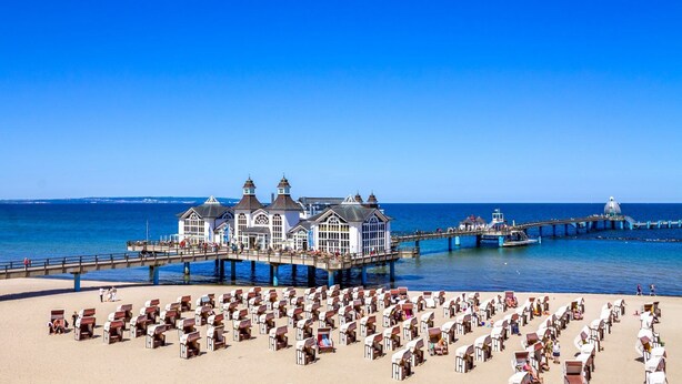 A beachside pier with a large building and multiple structures. - 15 Ferienappartement Mönchgut (A) - Apartment house Haus Arkona (Sellin)