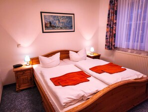 2 bedrooms, travel cot, WiFi