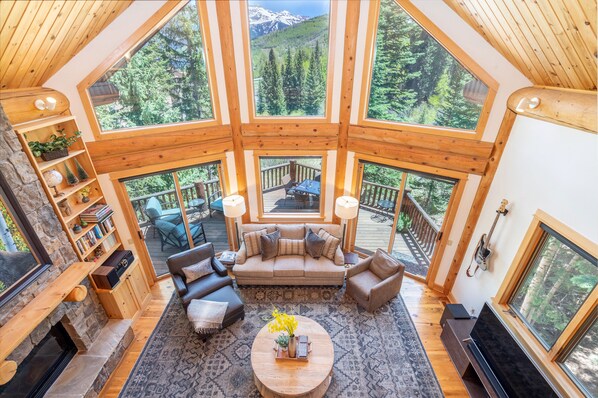 スマートテレビ、暖炉、DVD プレーヤー、ステレオ