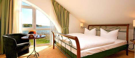 1 bedroom, desk, travel crib, WiFi