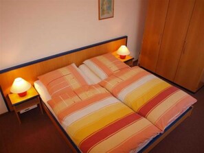 2 室のベッドルーム、セーフティボックス (室内)、旅行用ベビーベッド、WiFi