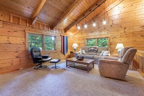 Smart TV, fireplace, books - Luxury cabin in the woods, 2 bedrooms plus loft (Fairfield)