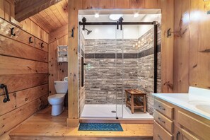 Badekar, boblebad, hårføner og håndklær