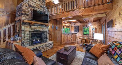 Luxury cabin in the woods, 2 bedrooms plus loft
