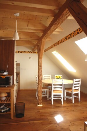 Apartment (Sonnenblume) | Essbereich im Zimmer