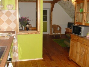 Apartment (Kleeblatt) | Private kitchen | Fridge, microwave, oven, stovetop