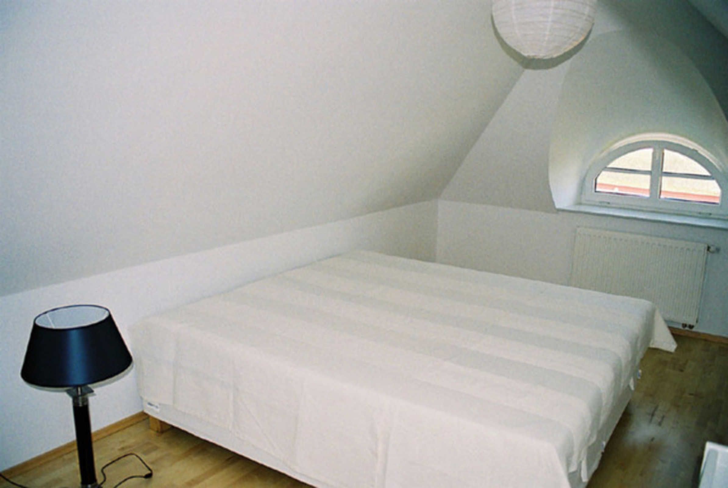 2 bedrooms, travel crib