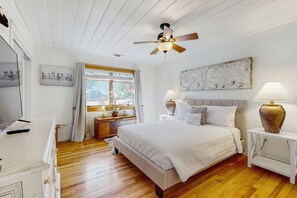 4 bedrooms, iron/ironing board, internet, bed sheets