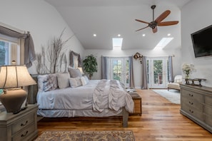 4 bedrooms, iron/ironing board, internet, bed sheets