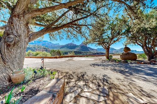 Beautiful Sedona home with large country kitchen & amazing, 280-degree views