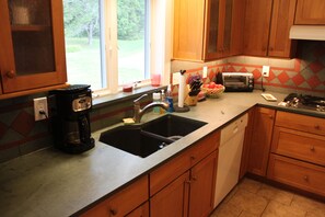 Private kitchen - Vermont getaway house within 10 minutes of three ski resorts (Londonderry)