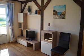 Apartment, 2 Bedrooms, Ground Floor | Living area