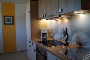 Apartment, 3 Bedrooms | Private kitchen | Fridge, oven, stovetop, dishwasher - Haus an der Pferdekoppel (Fehmarn)