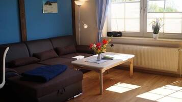 Apartment, 2 Schlafzimmer, Erdgeschoss | Wohnbereich | Flachbildfernseher