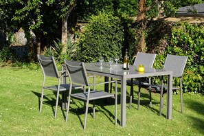 Outdoor dining - The Hauts de Kerity, 1920's house by the sea (Paimpol)