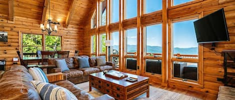 スマートテレビ、暖炉、書庫