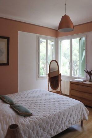 3 bedrooms, desk, iron/ironing board, travel cot