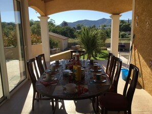 Outdoor dining - Beautiful villa with 2 swimming pools, outdoor and indoor and 2 heated Jaccuzzi (Hérépian)