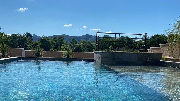 A clear pool with a view of mountains in the background. - Beautiful villa with two swimming pools—one outdoor and one indoor—and a Jacuzzi (Hérépian)