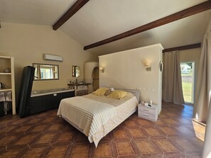 4 bedrooms, in-room safe, iron/ironing board, free WiFi - Beautiful villa with 2 swimming pools, outdoor and indoor and 2 heated Jaccuzzi (Hérépian)