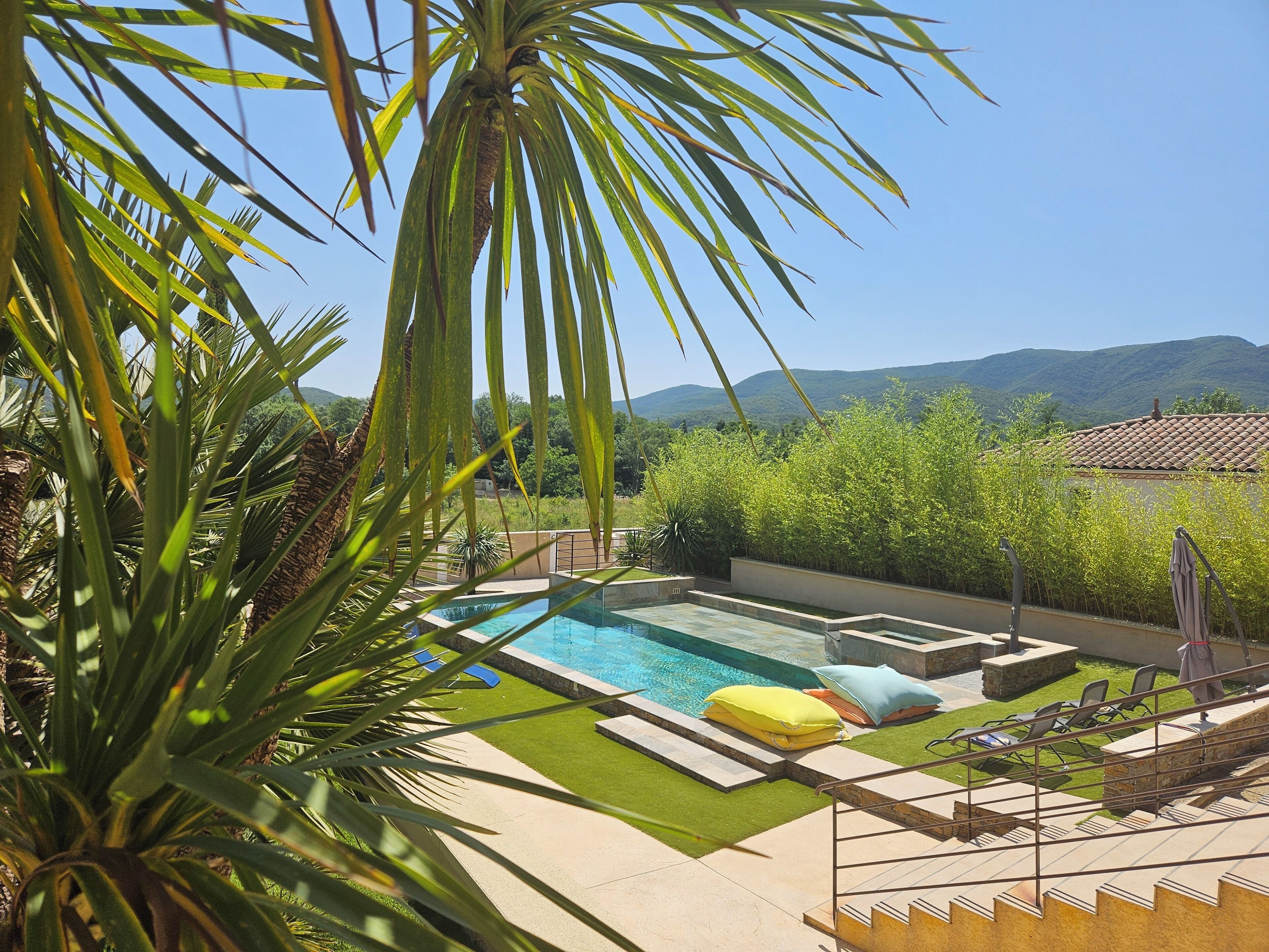 Een buitenzwembad en een verwarmd zwembad