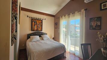 4 chambres, coffres-forts dans les chambres, fer et planche à repasser