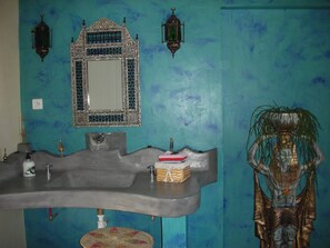 Shower, hair dryer, towels, soap - Beautiful villa with 2 swimming pools, outdoor and indoor and 2 heated Jaccuzzi (Hérépian)