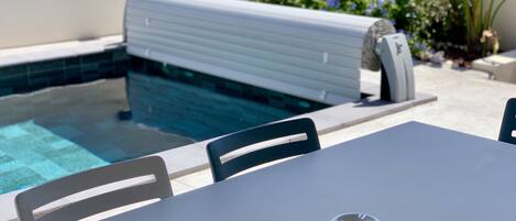 Een buitenzwembad en een verwarmd zwembad