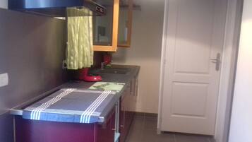 Réfrigérateur, plaque de cuisson, grille-pain, épices