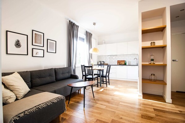 Apartamento superior | Sala de estar | Una televisión de pantalla plana