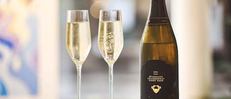 Deux flûtes à champagne et une bouteille de champagne millésimé 1855.