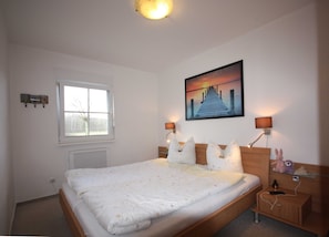 2 bedrooms, travel cot, WiFi
