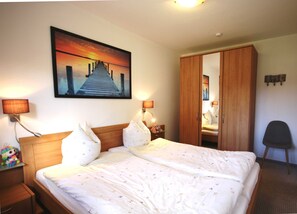 2 bedrooms, travel cot, WiFi