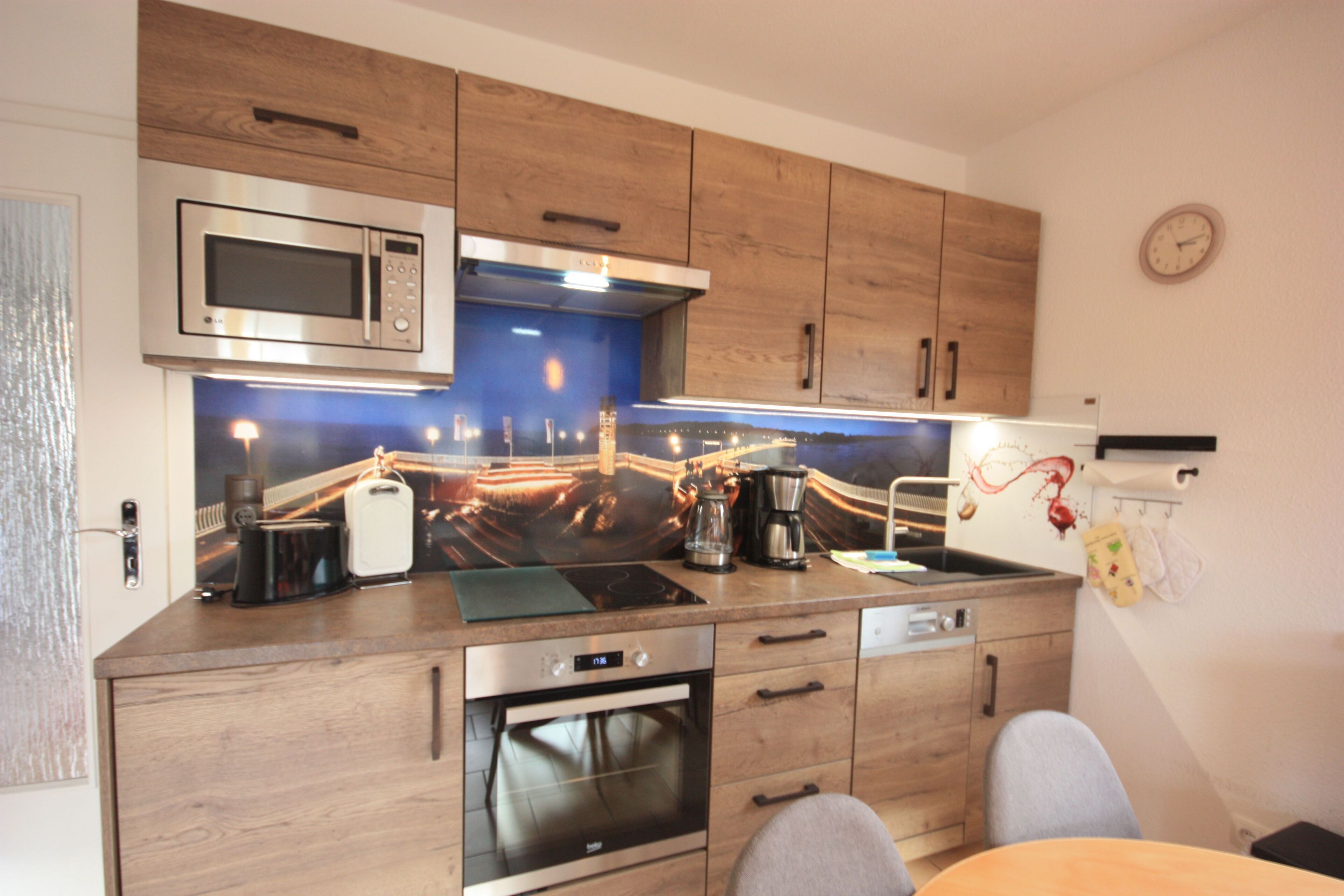 Jääkaappi, mikroaaltouuni, uuni, astianpesukone