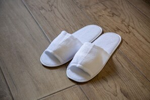 Dusche, Haartrockner, Bademäntel, Hausschuhe