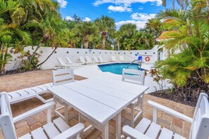 A heated pool - Cute One Bedroom Suite at Bianco Sands Siesta Key! (Siesta Key)