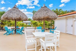 Outdoor dining - Cute One Bedroom Suite at Bianco Sands Siesta Key! (Siesta Key)