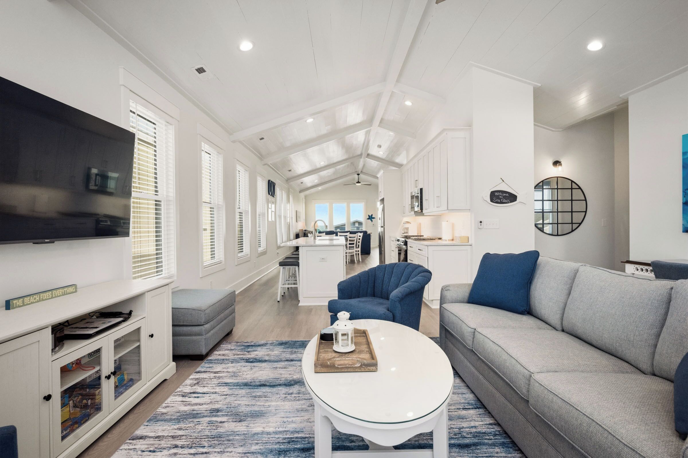 Flachbildfernseher, DVD-Player, Bücher, Videothek