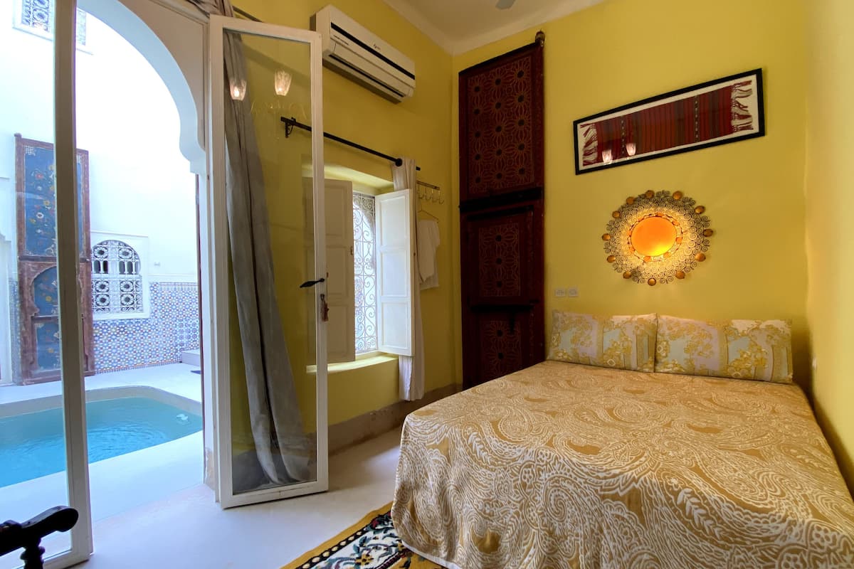 Triple Room (Jaune) | Desk, blackout drapes, iron/ironing board (on request), WiFi (free)