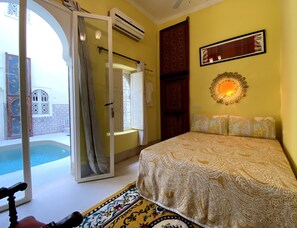 Chambre Triple (Jaune) | Bureau, rideaux occultants, fer et planche à repasser, Wi-Fi gratuit