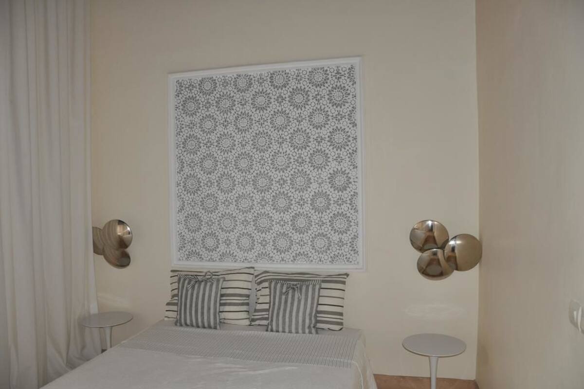 Suite (Trésor) | Desk, blackout drapes, iron/ironing board (on request), WiFi (free)