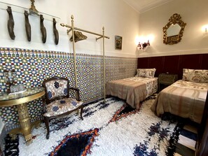 Camera con 2 letti singoli (Doré) | Una scrivania, tende oscuranti, ferro/asse da stiro, Wi-Fi gratuito