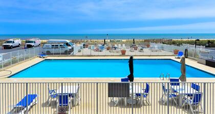 Hermosa unidad de 2 dormitorios y 2 baños con impresionantes vistas, edificio frente al mar y 2 piscinas.