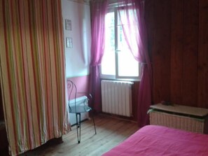2 bedrooms, iron/ironing board, internet