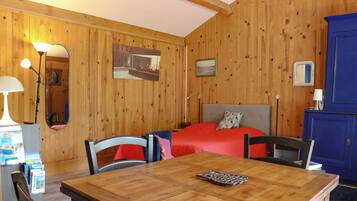 1 sovrum, ljudisolering, strykjÀrn/strykbrÀda och resesÀng